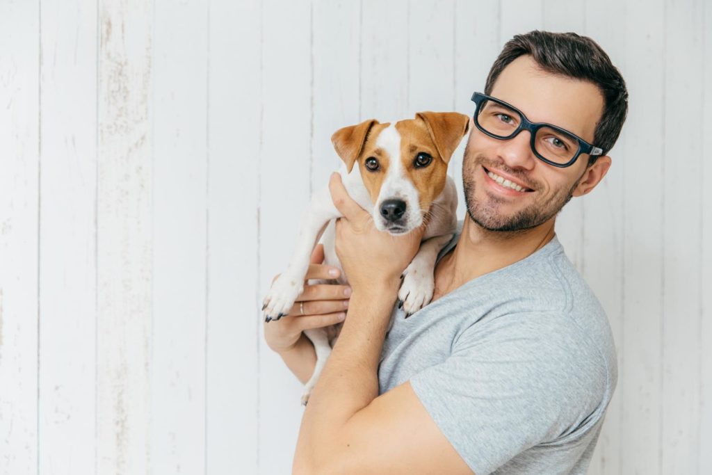 Jack Russell Züchter mit seiner Hündin Carla