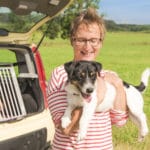 Der Jack Russell fährt in einer Alubox am sichersten im Auto mit.