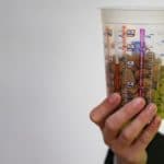 Die richtige Menge Hundefutter sollte abgemessen werden.