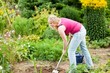Frau beim Umgraben im Garten
